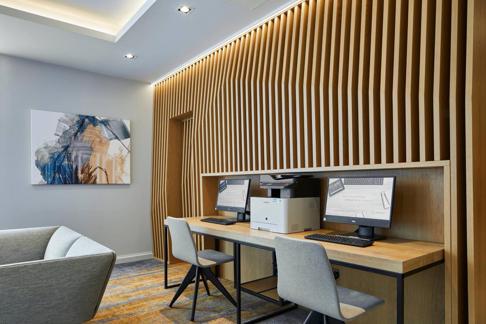 Courtyard By Marriott Oxford City Centre Экстерьер фото